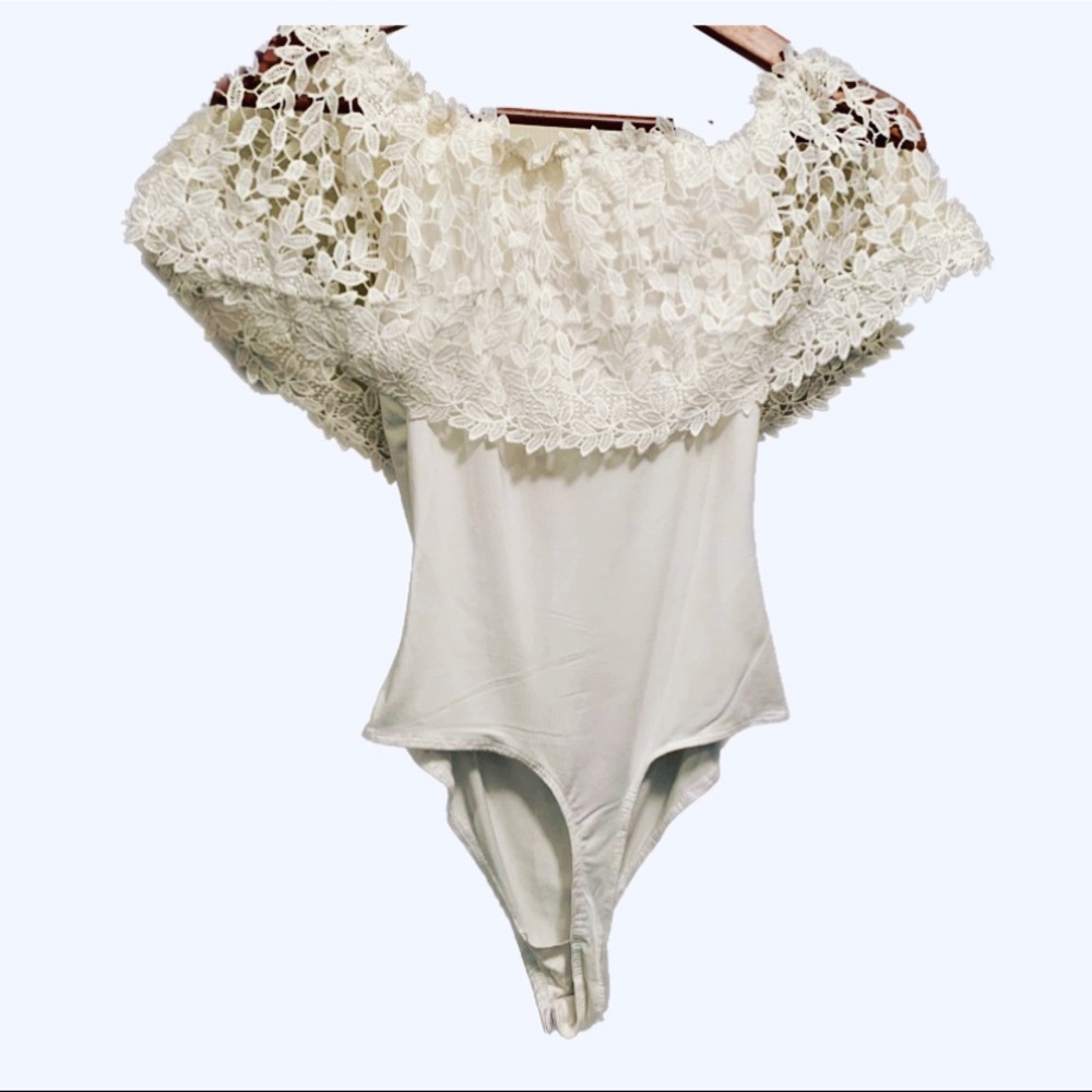 White off white bodysuit blouse lace collar small